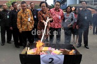 Kepala BPOM Pusat Lucky S Selamet membakar obat dan makanan ilegal.