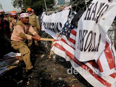 Protes Film, Bendera AS Diinjak-injak Massa