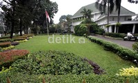 Halaman dengan taman yang luas. Bangunan dirancang oleh Ir. Kubath di atas areal tanah bekas eigendom.