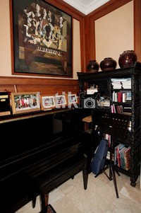 Salah satu sudut ruangan dipergunakan untuk menaruh piano dan rak buku.  Di antara beberapa walikota dan gubemur yang pernah tinggal di gedung tersebut antara lain: Walikota Suwirjo, Syamsurijal, Sudiro, Gubernur Sumamo, Henk Ngantung, Wiyogo Admodarminto dan Sutiyoso. Masa Gubernur Ali Sadikin, gedung tersebut dipakai untuk kegiatan Dharma Wanita dan PKK.
