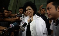Hartati kini tampak jauh lebih segar dan dapat berjalan sendiri, tak seperti pekan lalu pada saat dia digiring ke mobil tahanan dengan kursi roda. Ramses/detikcom.