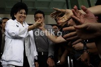 Saat keluar gedung KPK Hartati tampak menyalami para pendukungnya. Ramses/detikcom.