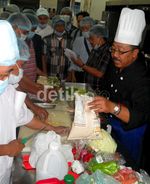 Juru Masak Latihan Siapkan Menu Jamaah Haji