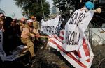Protes Film, Bendera AS Diinjak-injak Massa