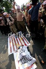 Protes Film, Bendera AS Diinjak-injak Massa