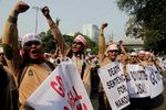 Protes Film, Bendera AS Diinjak-injak Massa