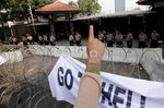 Protes Film, Bendera AS Diinjak-injak Massa