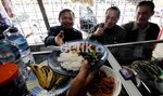 3 Anggota DPR Ini Makan di Warteg dengan Lahap