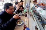 3 Anggota DPR Ini Makan di Warteg dengan Lahap