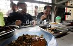 3 Anggota DPR Ini Makan di Warteg dengan Lahap