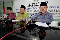 (Ki-ka) Wasekjen MUI Amirsyah Tambunan, Ketua Kerjasama dan Hubungan Internasional MUI Muhyiddin Junaidi dan Ketua MUI Sinansari Ecip saat menyatakan kecamannya terhadap film buatan sutradara AS tersebut.