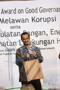 Ketua KPK Abraham Samad mendapat penghargaan Soegeng Sarjadi Award. Ramses/detikcom.