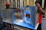 Warga Jakarta Mulai Bangun TPS