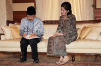 Foke yang didampingi istrinya Tatiek Fauzi Bowo menerima surat undangan pencoblosan.