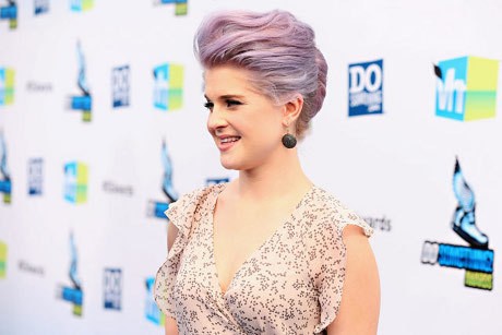 Kelly Osbourne Tak Segan Tendang Paparazzi