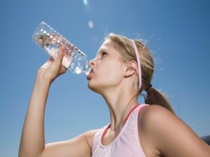 Wah, Lidah Bocah 8 Tahun Ini Tersangkut Di Mulut Botol!