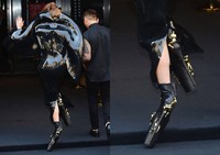 Lady Gaga hampir terjatuh oleh sepatunya yang super tinggi. Dimitrios Kambouris/Getty Images.