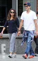 Mila Kunis & Ashton Kutcher Kepergok Ciuman