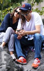 Mila Kunis & Ashton Kutcher Kepergok Ciuman