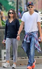 Mila Kunis & Ashton Kutcher Kepergok Ciuman