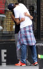 Mila Kunis & Ashton Kutcher Kepergok Ciuman