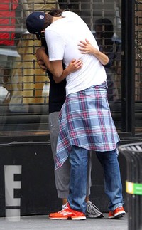 Selain berciuman, mereka pun berpelukan di depan publik. (dok. eonline).