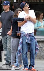 Mila Kunis & Ashton Kutcher Kepergok Ciuman