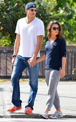 Mila Kunis & Ashton Kutcher Kepergok Ciuman