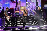Aksi comeback No Doubt di 2012 NFL Kick-Off Concert di Rockefeller Centern, New York, 5 September 2012. Bryan Bedder/Getty Images.