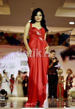 Titi Kamal Cantik Bergaun Merah