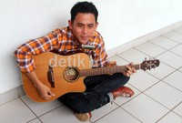 Pelantun Do Re Mi itu tampak mengenakan kemeja kotak-kotak berwarna oranye. Gus Mun/detikHOT.