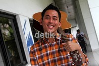 Ia pun berpose dengan gitarnya. Gus Mun/detikHOT.