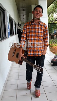 Pose Budi di depan kamera. Gus Mun/detikHOT.