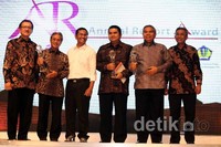 Para pemenang kategori BUMN Keuangan Listed  berfoto bersama menteri BUMN Dahlan Iskan.