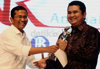 Menteri BUMN Dahlan Iskan menyerahkan penghargaan kepada Dirut PGN Hendi P. Santoso. Selain itu, PT Perusahaan Gas Negara juga menjadi Juara Umum dalam Annual Report Award (ARA) 2011 dan mengalahkan 200 perusahaan yang mengikuti acara tahunan ini.