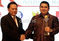 Menteri Keuangan, Agus Martowardojo menyerahkan penghargaan kepada Jawara Umum Annual Report Award 2011 kepada PT Perusahaan Gas Negara yang diterima Dirut PGN Hendi P. Santoso.