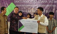 Direktur Compliance Bank Muamalat Andi Buchari (kedua kanan) dan Direktur Eksekutif Baitulmaal Muamalat Isnaini M Aziz (kanan) berbincang dengan wirausahawan binaan Bank Muamalat  di Tangerang.