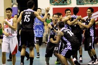 Para pemain Jawa Barat merayakan kemenangan di Hall Basket Sport Center Rumbai, Pekanbaru.
