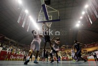 Pertarungan babak semifinal basket putra PON XVIII Riau 2012 antara Jabar melawan DKI Jakarta berlangsung sengit dan seru. Kedua tim saling kejar mengejar angka untuk meraih kemenangan.