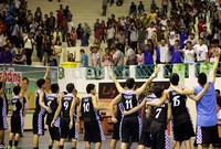 Para pemain basket Jawa Barat mengucapkan terima kasih kepada para suporter yang telah mendukungnya sepanjang pertandingan.