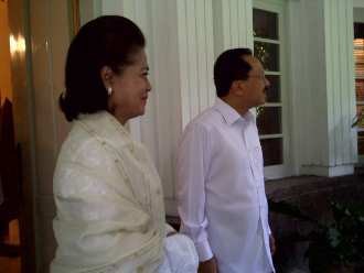  Istri Siapkan Sarapan Roti, Susu & Jus untuk Foke