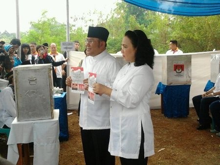 Nara Datang ke TPS 029, Petugas Berbaju Koko Putih