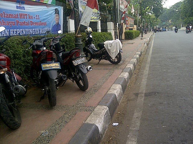 Menunggu Pesta Kemenangan di Posko Cagub DKI