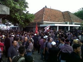 Ratusan Pendukung Serbu Posko Pesta Pemenangan Jokowi