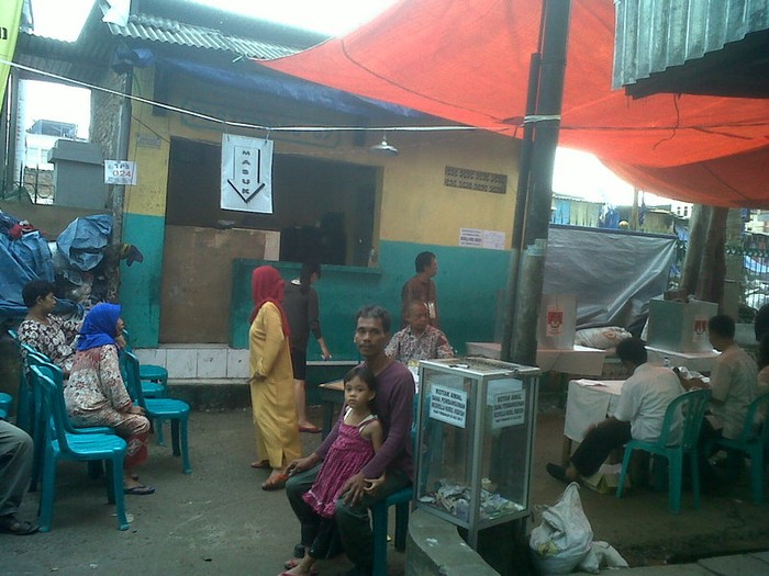 Warga Tambora Tetap Semangat Memilih Meski Gerimis