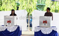 Basuki Tjahaja Purnama (Ahok) dan Veronica melakukan pencoblosan di bilik suara.