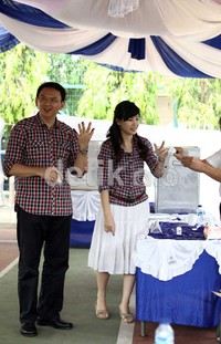 Basuki Tjahaja Purnama (Ahok) dan Veronica mencelupkan jari ke tinta sebagai tanda telah mencoblos.