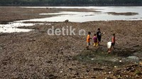Sejumlah anak asyik bermain di Setu Babakan yang mengering akibat kemarau panjang. Ramses/detikcom.