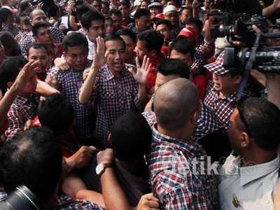 Jokowi Dikerubuti Ratusan Pendukungnya