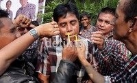 Pendukung Joko Widodo mencukur kumisnya.